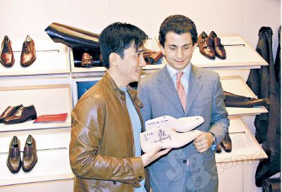 ����ΰ�������������Ʒ��Salvatore FerragamoΪ����������˽��Ьģ��
